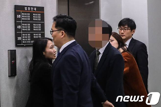 시험문제 유출 혐의를 받는 전 숙명여고 교무부장 A씨가 6일 오전 서울 서초동 서울중앙지방법원에서 열린 구속 전 피의자심문을 받기 위해 법정으로 향하고 있다. 2018.11.6/뉴스1 © News1 성동훈 기자