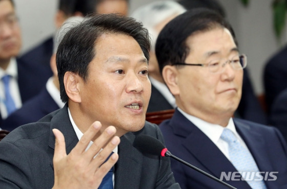 【서울=뉴시스】이종철 기자  = 6일 서울 여의도 국회 의원회관에서 열린 국회운영위 국정감사에 출석한 임종석 대통령비서실장이 김성태 의원의 질의에 답변하고 있다. 2018.11.06.  jc4321@newsis.com  <저작권자ⓒ 공감언론 뉴시스통신사. 무단전재-재배포 금지.>