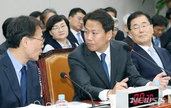【서울=뉴시스】이종철 기자  = 6일 서울 여의도 국회 의원회관에서 열린 국회운영위 국정감사에 출석한 왼쪽부터 장하성 정책실장, 임종석 대통령비서실장, 정의용 국가안보실장이 의원 질의에 답변을 논의하고 있다. 2018.11.06.  jc4321@newsis.com  <저작권자ⓒ 공감언론 뉴시스통신사. 무단전재-재배포 금지.>