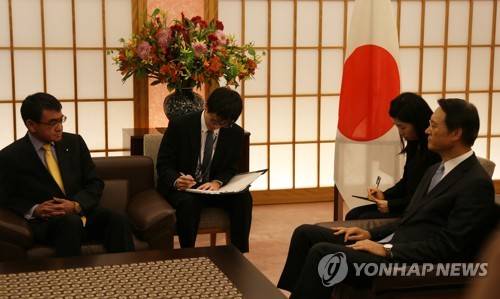 일본 고노 외무상, 이수훈 주일대사 불러 강제징용 판결 항의 (도쿄=연합뉴스) 김병규 특파원 = 고노 다로(河野太郞) 일본 외무상이 30일 일본 도쿄(東京) 외무성에 이수훈 주일 한국 대사를 불러 한국 대법원이 일본의 신일철주금이 강제징용 피해자에게 각각 1억원을 배상해야 한다는 최종 판결을 내린 것과 관련해 항의하고 있다. 2018.10.30 bkkim@yna.co.kr (끝)
