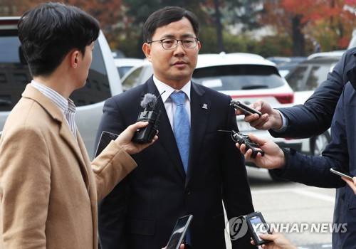 이재명, 경찰 고발 않기로…"당의 요청 대승적 수용" (수원=연합뉴스) 홍기원 기자 = 이재명 경기지사가 '형님 강제입원' 등 혐의로 자신을 수사해 기소의견으로 송치한 경찰을 고발하기로 한 기존 입장을 바꿔 고발하지 않겠다고 6일 밝혔다. 사진은 이 지사 측 백종덕 변호사가 6일 오전 경기도 수원시 영통구 수원지방검찰청 앞에서 고발 철회 입장을 밝히는 모습.       xanadu@yna.co.kr  (끝)