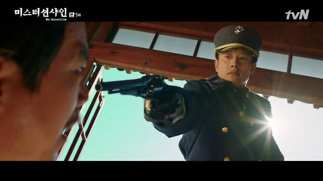 먼저 유진초이는 어린 도망노비에서 미국 해병대 대위로 거듭난 인물이다. 그는 극 초중반까지 조선에 대한 분노로 가득차 있지만, 고애신을 비롯한 주요 인물들과의 관계 속에서 내면치유를 겪으며 외국인 의병으로서 생을 마감한다. 그의 변화는 현대인들의 내면치유 과정에서 관계정립의 중요성을 시사하는 바로 볼 수