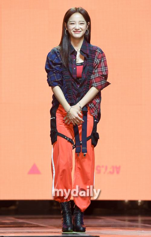 ▲ 구구단 세정 '수줍게 모은 두 손'