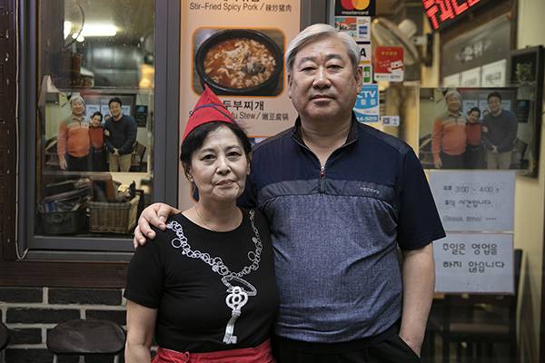 ⓒ시사IN 이명익 이화여대 앞에서 백반집을 운영하는 홍춘기·이상철씨(왼쪽부터) 부부는 <골목식당>에 출연했다.