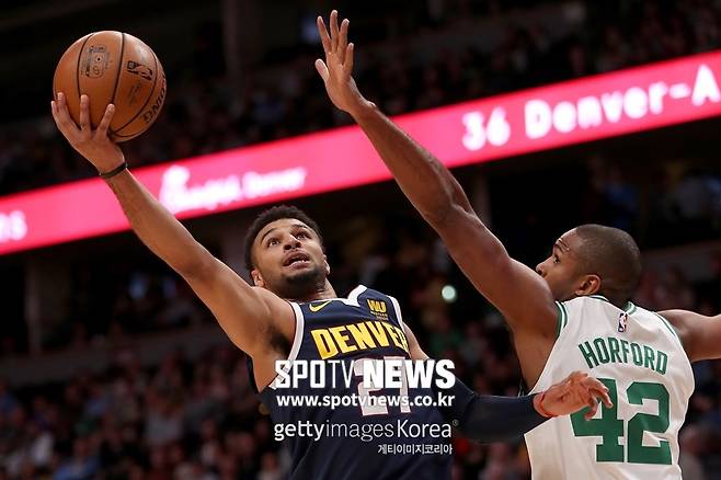 ▲ 자말 머레이가 보스턴 셀틱스 수비를 뚫고 슛을 던지고 있다.