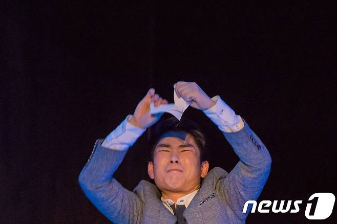 연극 '어둠상자' 공연장면. 김기태(윤대홍)가 국립현대미술관 덕수궁관에 전시된 고종황제의 사진을 찢는다.© News1