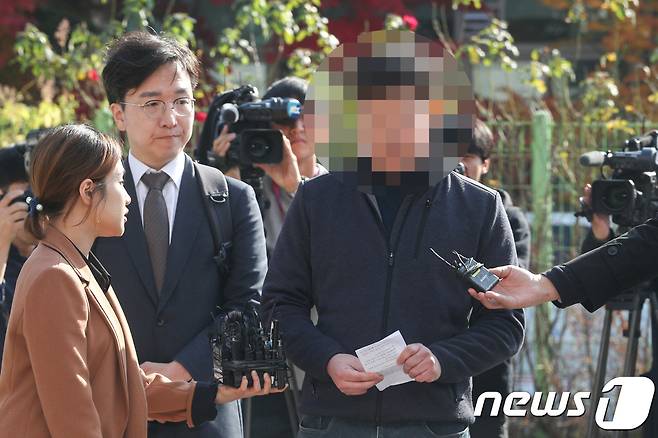 양진호 한국미래기술 회장 폭행 피해자 강모 씨가 3일 오후 경기도 수원시 경기남부지방경찰청에 고소인 자격으로 변호인과 함께 출석하던 중 자신의 입장을 밝히고 있다.. 2018.10.3/뉴스1 © News1 성동훈 기자