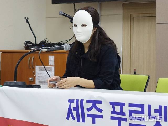 【제주=뉴시스】조수진 기자 = 8일 오전 제주도의회 도민의 방에서 ‘푸르넷 공부방 정상화를 위한 교사모임(준)’ 및 민주노총제주본부가 푸르넷 제주지점의 갑질행태를 증언하는 기자회견을 열고 있다. 푸르넷 제주지점으로부터 피해를 입었다고 주장하는 한 공부방 교사가 발언하고 있다. 2018.11.08. susie@newsis.com