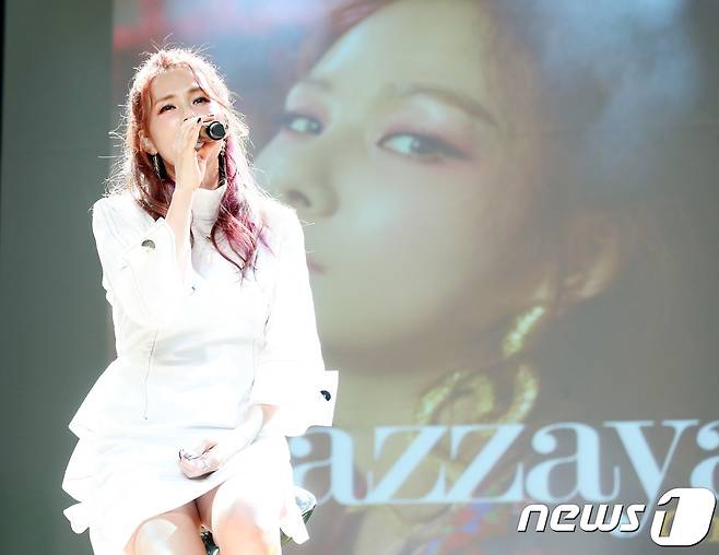 섹시 디바 채연이 9일 오후 서울 일지아트홀에서 열린 10번째 앨범 ‘봤자야(Bazzaya)’ 쇼케이스에 참석해 '고마워 미안해 사랑해'를 열창하고 있다. 2018.11.9/뉴스1 © News1 권현진 기자