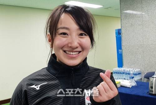 일본 여자 컬링대표팀 스킵 후지사와 사츠키가 8일 강릉컬링센터에서 열린 ‘2018 아시아 태평앵 컬링선수권대회’ 예선 한국전 직후 본지와 인터뷰한 뒤 핑거 하트를 만들며 포즈를 취하고 있다. 강릉 | 김현기기자