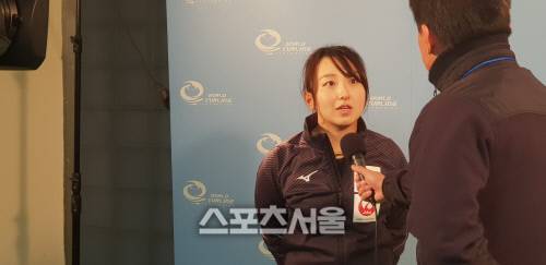 일본 여자 컬링대표팀 스킵 후지사와 사츠키가 8일 강릉컬링센터에서 열린 ‘2018 아시아 태평양 컬링선수권대회’ 한국전 뒤 방송 인터뷰를 하고 있다. 강릉 | 김현기기자
