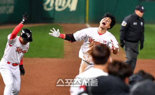 SK 선수들이 2일 2018프로야구 넥센히어로즈와  SK와이번스의 플레이오프 5차전 10회말 김강민의 동점홈런, 한동민의 끝내기 홈런으로 승리한후 한국시리즈 진출을 자축하고 있다. 2018.11.02.문학 | 강영조기자kanjo@sportsseoul.com