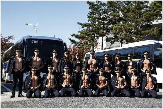 경기 부천 오정경찰서 내동지구대 소속 박성용 경사가 지난달 30일 동료 경찰관들과 함께 ‘2019년 몸짱 경찰관 달력’ 제작을 위한 화보 촬영을 하고 있다. 호라스튜디오 제공
