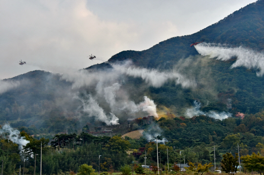 산림청이 지난해 11월 전북 정읍시 신정동 삼성산 일원에서 실시한 ‘산불재난대응 유관기관 합동훈련’에서 산불진화 헬기가 진화 시범을 보이고 있다.  산림청 제공