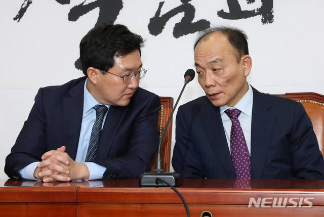 【서울=뉴시스】고승민 기자 = 전원책 자유한국당 조직강화특별위원회 위원과 김용태 사무총장. 2018.10.11.kkssmm99@newsis.com