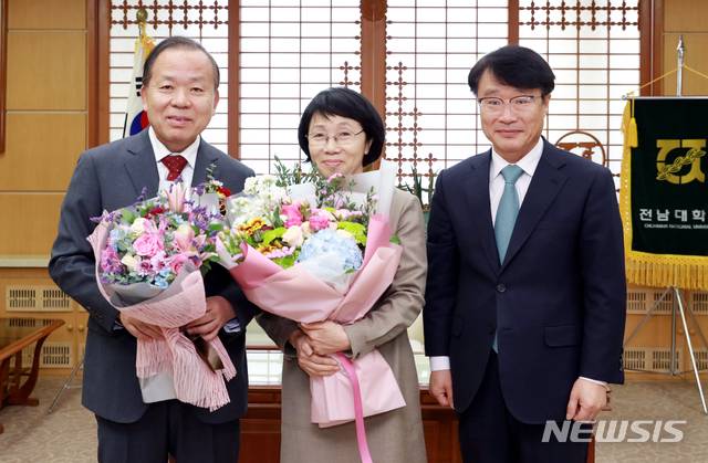 【광주=뉴시스】맹대환 기자 = 김이수 전 헌법재판관이 9일 전남대학교에서 석좌교수 임명장을 받은 뒤 부인 정선자 여사, 정병석 전남대 총장과 기념사진을 촬영하고 있다. 2018.11.09 (사진=전남대 제공) mdhnews@newsis.com