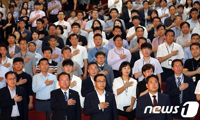 김부겸 행정안전부 장관과 행정안전부 직원들./ 뉴스1 © News1 DB