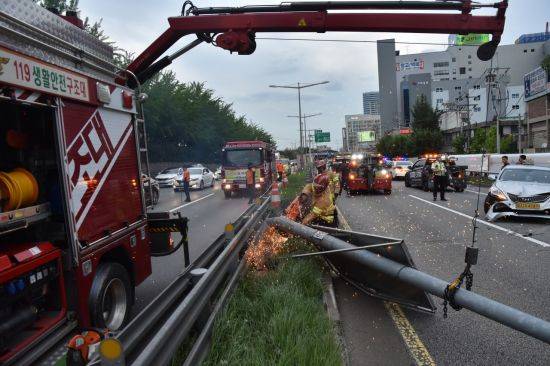 서울 구로소방서 대원들이 서부간선도로 상에서 난 교통사고를 수습하고 있다. 사진제공=구로소방서