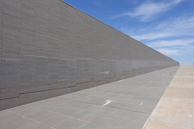 아르헨티나 부에노스아이레스 인근 라플라타 강가에 만든 ‘기억공원’의 거대한 벽. 지금까지 확인된 ‘더러운 전쟁’의 희생자 9000여명의 이름이 새겨져 있다. 조용환 변호사 제공 