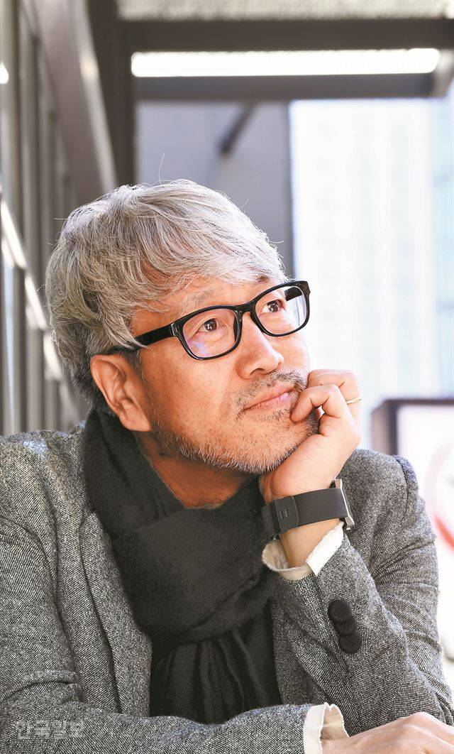 봄여름가을겨울의 김종진은 학창 시절 '괴짜'였다. 교복도 특대호로 사 입고 멋을 냈다. 김종진의 친구들은 그를 '스프링'이라 불렀다고. 김종진의 걸음걸이가 스프링처럼 통통 튀어서다. "어려서부터 리듬을 타며 걸었죠, 하하하". 배우한 기자