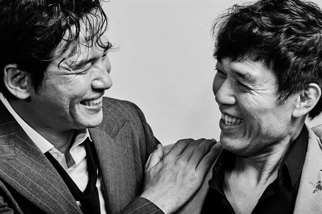 배우 황정민(왼쪽)이 함춘호의 기타 연주에 맞춰 봄여름가을겨울의 ‘남자의 노래’를 다시 불렀다.