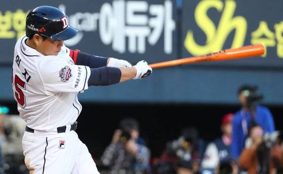 4일 KS 1차전에서 안타를 때려내는 양의지. 연합뉴스