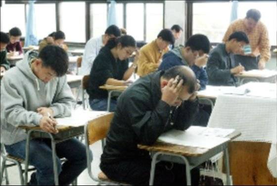 공인중개사 시험을 치고 있는 응시생들의 모습. 지난 10월 시행된 공인중개사 시험 응시자는 약 22만 명에 달했다. [중앙포토]