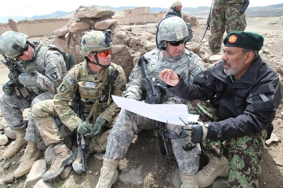 2011년 아프카니스탄에서 촬용한 미군. 미군이 아프카니스탄군과 상의하고 있다. 왼쪽 둘째 장교가 OCP가 그려진 ACU를 입고 있다. 나머지는 UCP의 ACU를 입고 있다. 한눈에 봐도 OCP가 UCP보다 눈에 덜 띈다. 미 육군은 일부 전투복에서 사용하던 OCP를 2015년부터 모든 전투복으로 확대했다. [사진 미 육군]