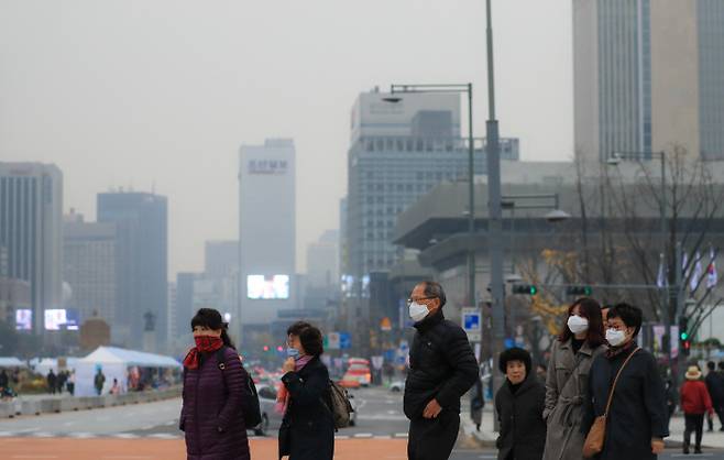 하루종일 미세먼지 ‘나쁨’단계가 유지될것으로 예보된 11일 시민들과 관광객들이 서울 광화문 광장 인근을 지나고 있다. / 이준헌 기자 ifwedont@