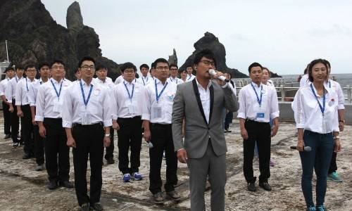 지난 2014년 8월14일 가수 이승철이 독도에서 탈북청년합창단과 함께 통일을 염원하는 `그날에`를 부르고 있다. 연합뉴스