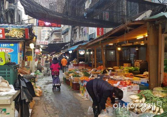 서울 마포구 공덕시장 모습. 드문드문 사람들이 지나다니고 상인들은 미세먼지 농도가 짙은데도 마스크를 쓰지 않았다.