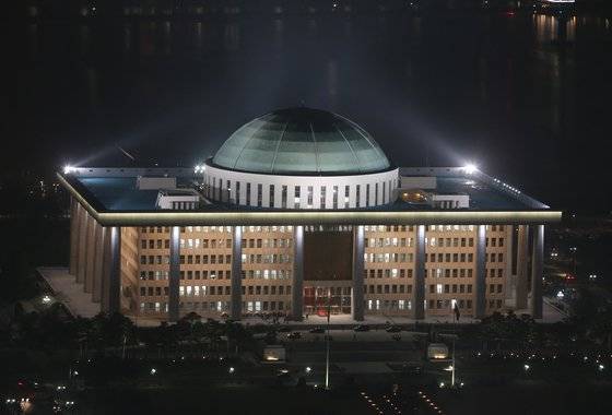 국회의사당 야경 모습. 건축 전문가들은 조명이 비춰진 국회의사당이 주변 풍경과 어울리지 않고 위압적으로 보인다고 지적한다. [강정현 기자]