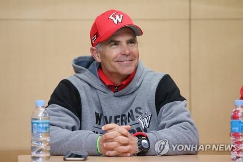 인터뷰하는 힐만 감독 (인천=연합뉴스) 윤태현 기자 = 트레이 힐만 SK 와이번스 감독이 9일 오후 인천시 남구 SK 행복드림구장에서 프로야구 2018 신한은행 MY CAR KBO 한국시리즈 4차전 SK 와이번스와 두산 베어스의 경기를 앞두고 취재진과 인터뷰하고 있다. 2018.11.9      tomatoyoon@yna.co.kr  (끝)