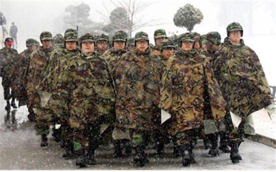 비 올 때만 입는 것이 아니다. 눈 올 때도 경량 판초는 유용하다.