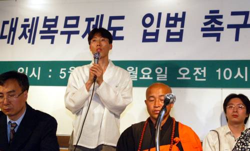 국내 첫 양심적 병역거부를 선언한 오태양씨(왼쪽 두 번째)가 지난 2004년 ‘대체복무제도 입법 촉구 각계인사 기자회견’에서 발언하고 있다. 연합뉴스