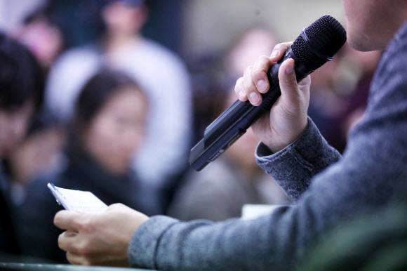 ‘양진호 사건’ 공익신고자 기자회견 - ‘양진호 사건’의 공익신고자 A씨가 13일 오후 서울 중구 한국탐사저널리즘센터 뉴스타파에서 열린 뉴스타파-셜록-프레시안 공동 주최 기자간담회에서 제보 내용과 관련한 취재진의 질문에 답하고 있다. 2018.11.13 연합뉴스