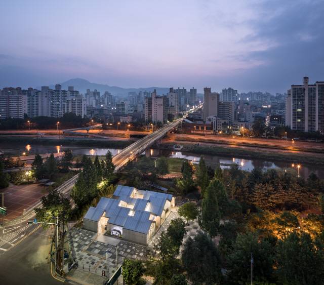 한내근린공원 초입에 버려진 분수대 자리에 들어선 한내지혜의 숲은 공원과 아파트 밀집지역을 다시 이어주는 동시에 건축이 지역 커뮤니티를 살리는 도시재생의 좋은 사례로 꼽힌다. /사진제공=운생동. 윤준환 작가