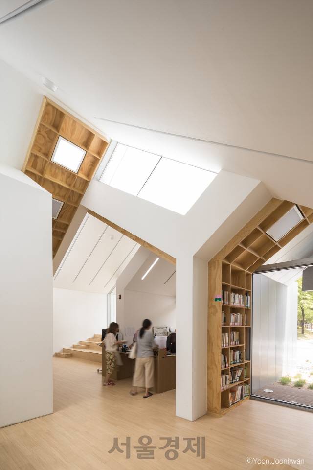 중첩된 삼각지붕은 벽으로 이어지어 내부 공간을 구성하는 요소가 된다. /사진제공= 운생동. 윤준환작가