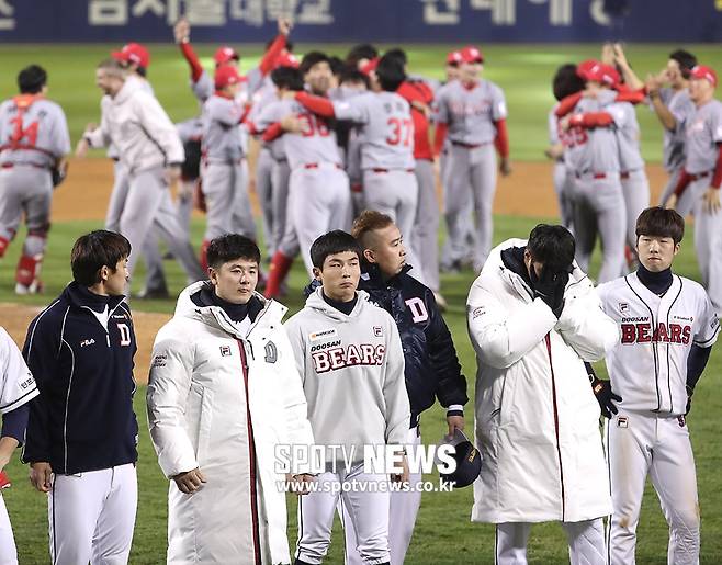 ▲ [스포티비뉴스=잠실, 곽혜미 기자] 2018 신한은행 MY CAR KBO 포스트시즌 두산 베어스와 SK 와이번스의 한국시리즈 6차전이 12일 오후 서울 잠실야구장에서 열렸다. 4-5 패배를 하며 우승에 실패한 두산 선수들이 아쉬운 표정을 짓고 있다.