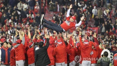 SK 우승 헹가래 (서울=연합뉴스) 한상균 기자 = 12일 잠실야구장에서 열린 한국시리즈 SK-두산 6차전.      13회말 5-4로 승리한 SK 선수들이 최태원 회장을 헹가래하고 있다. 2018.11.12      xyz@yna.co.kr  (끝)