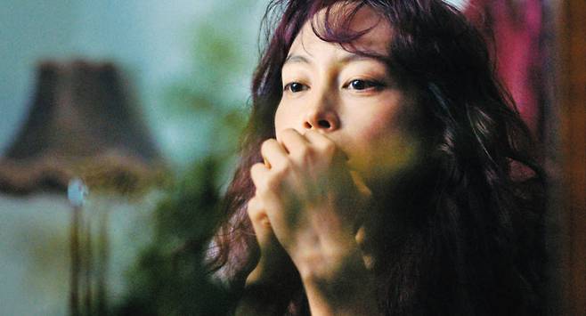 영화 ‘뷰티풀 데이즈’에서 탈북 여성을 연기한 이나영. “눈동자에서 연기하고 싶다”던 그는 영화에서도 입보다 눈으로 더 많은 얘기를 한다. /콘텐츠판다