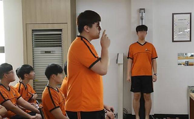 2018년도 첫 병역판정검사가 실시된 지난 2월 서울 영등포구 서울지방병무청에서 병역 의무자들이 신체검사를 하고 있다. 연합뉴스