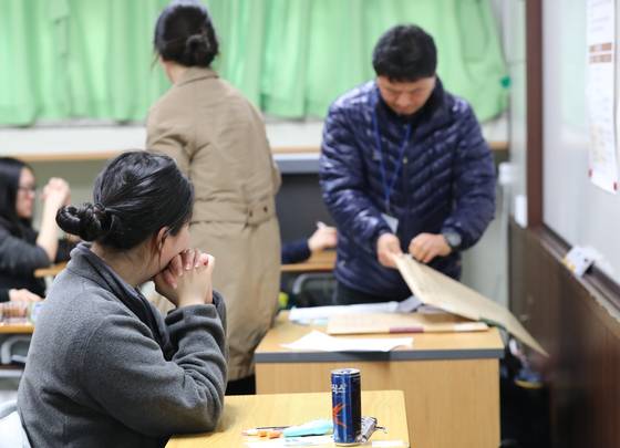 2018학년도 대학수학능력시험일인 지난해 11월 23일 오전 제주 중앙여자고등학교에 마련된 고사장 앞 한 수험생이 감독관이 나눠는 국어영역 문제지를 바라보고 있다./사진=뉴스1