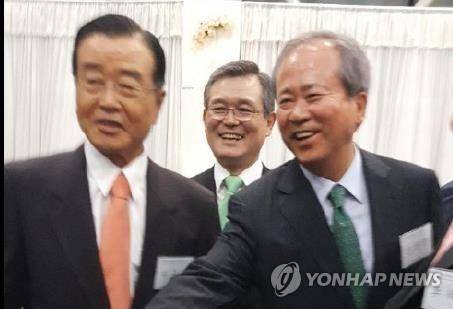 라응찬 전 신한금융지주 회장(왼쪽)과 신상훈 전 신한금융지주 사장(오른쪽) [연합뉴스 자료사진]