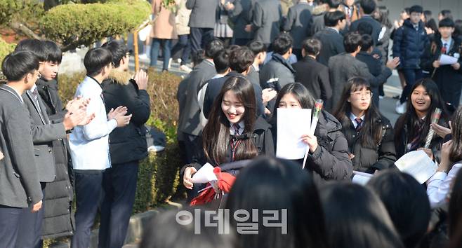 2019학년도 대학수학능력시험을 하루 앞둔 14일 전북 전주시 호남제일고등학교에서 고3 수험생들이 후배들의 응원을 받으며 교정을 나서고 있다.(사진=뉴시스)