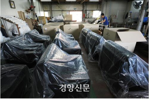 2014년 인천남동공단의 한 가구 제조업체에서 한 직원이 일을 하고 있다. 경향신문 자료사진 (사진은 기사와 직접적 관계가 없음)