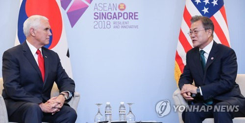 펜스 미 부통령과 환담하는 문 대통령 (싱가포르=연합뉴스) 황광모 기자 = 아세안 정상회의 참석 중인 문재인 대통령과 마이크 펜스 미 부통령이 15일 오전(현지시간) 싱가포르 선텍(Suntec) 컨벤션 센터에서 만나 환담하고 있다.       hkmpooh@yna.co.kr  (끝)