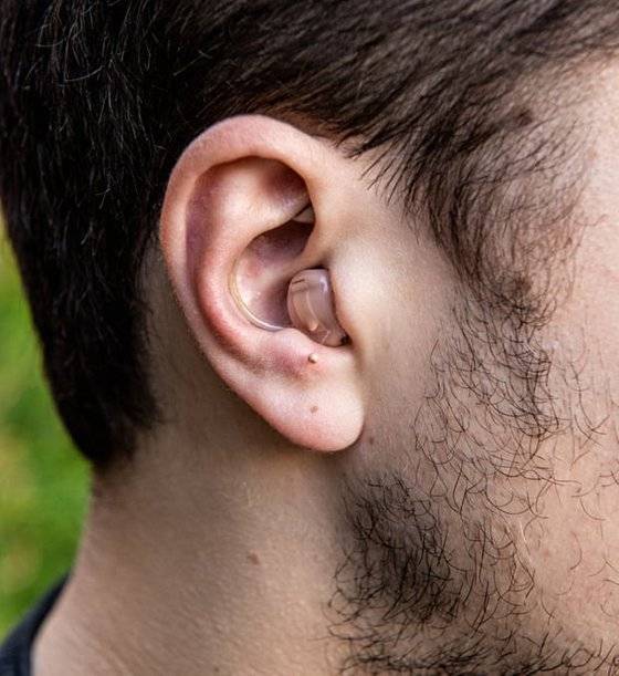 세르주 파게가 공공장소에서 청각 기능을 향상시키기 위해 삽입하는 700만원 짜리 보청기. [사진 가디언]