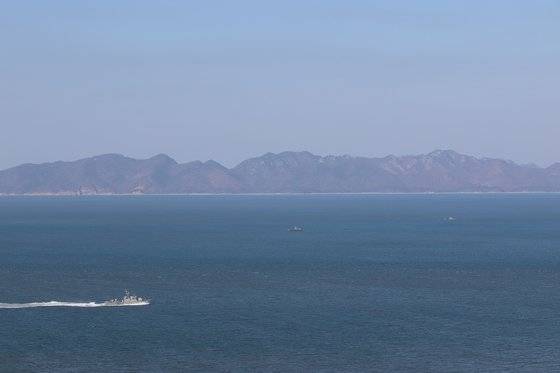 13일 오후 백령도와 NLL 사이를 지나는 해군 참수리급 고속정과 NLL 부근에서 불법 조업하는 중국 어선. [사진 박용한]