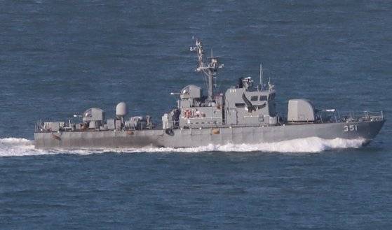 13일 오후 백령도와 NLL 사이를 지나는 해군 참수리급 고속정. 남북한 합의에 따라 함포에는 흰색 천을 덮었다. [사진 박용한]